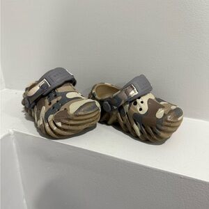 Infant size 5 all terrain camo crocs